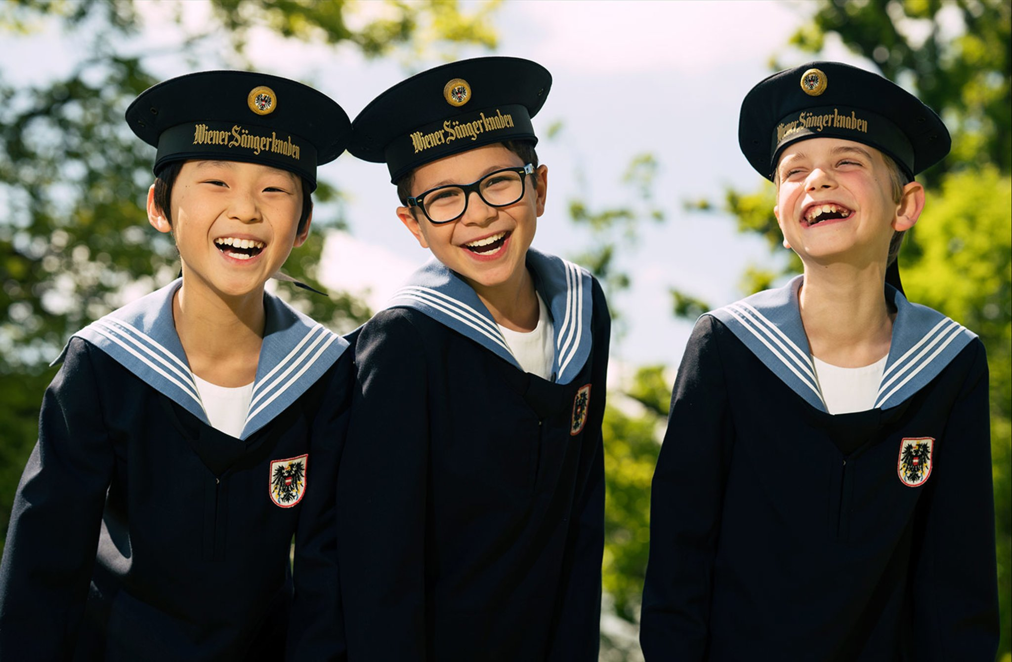 Ausschnitt der Uniform am Campus Augarten mit Segelkragen, drei weißen Streifen und Abzeichen